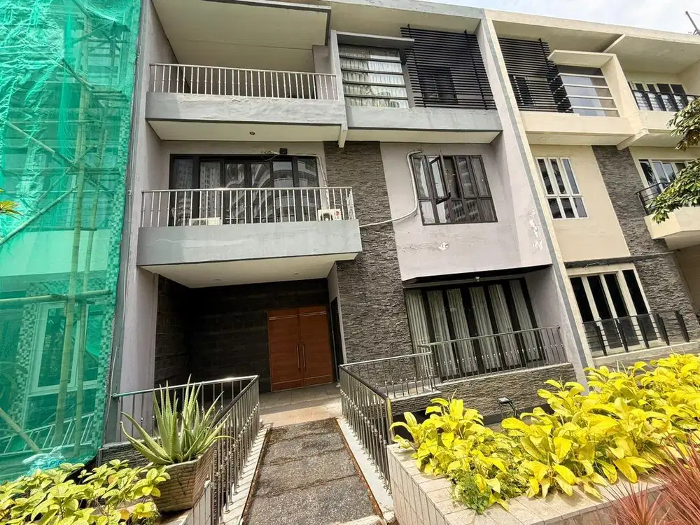 Di termurah Town House Springhill Residence ada kolam renang