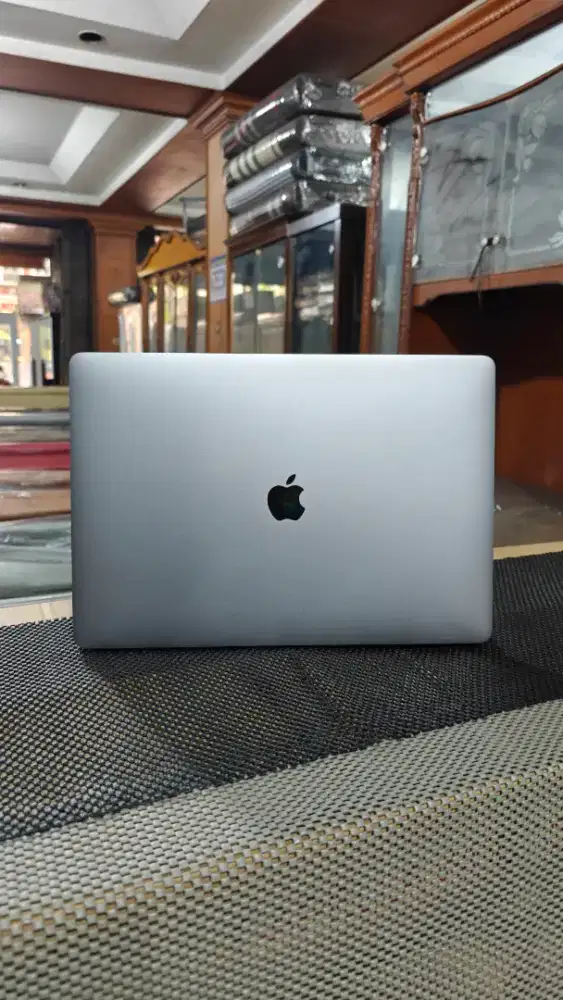 laptop apple MacBook pro 15 inch, i7 16GB 256GB, touch bar, batre awet