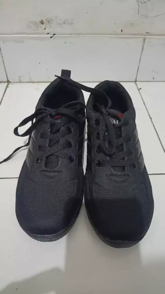 Sepatu sekolah masih baru