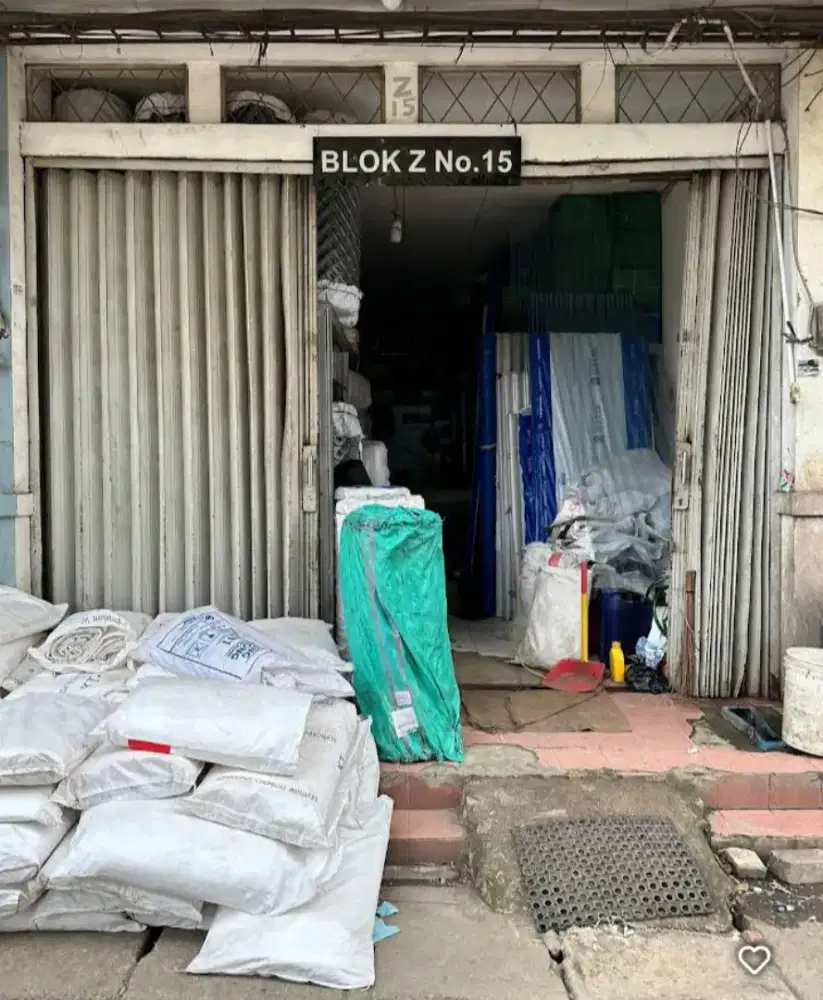 Supir untuk pengiriman barang ke toko material