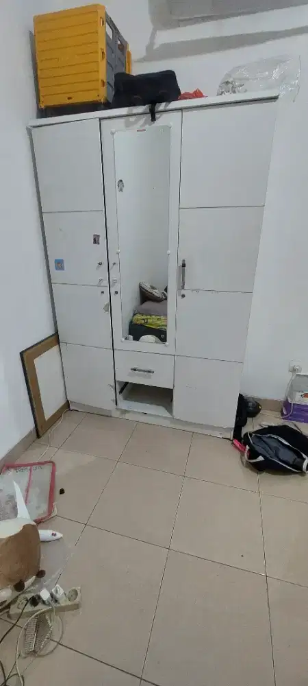Lemari baju 3 pintu  kondisi seperti  gambar