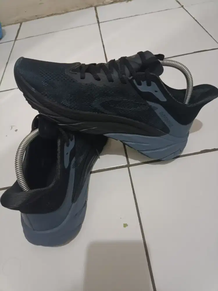 Sepatu Nineteen Revenge & Adinda Sambo