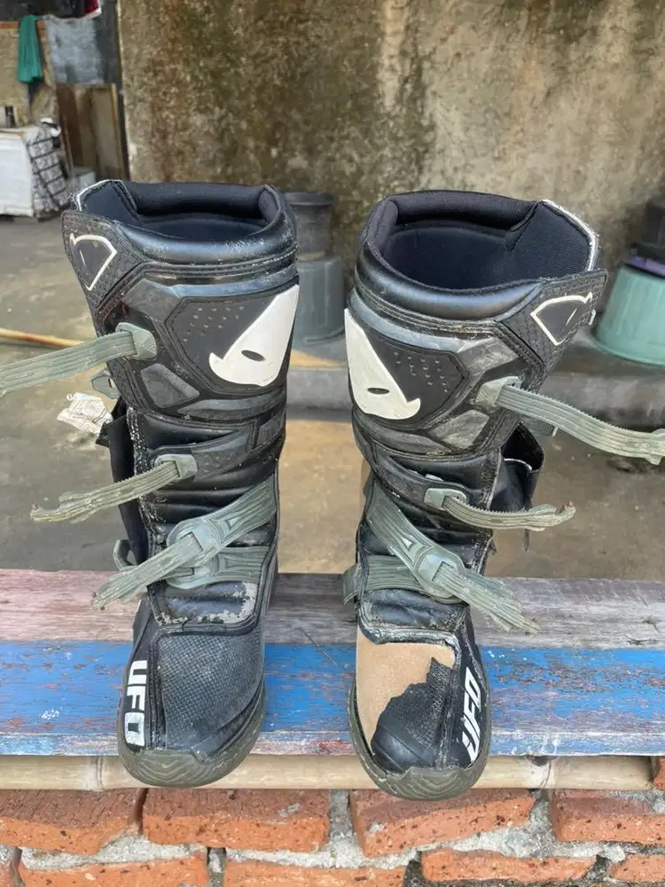 Sepatu trail adventure trabas