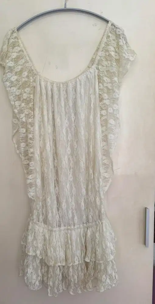 Dress unik warna putih