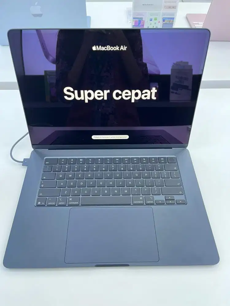 CICILAN MACBOOK AIR M5(15,3 inch) 16/512GB