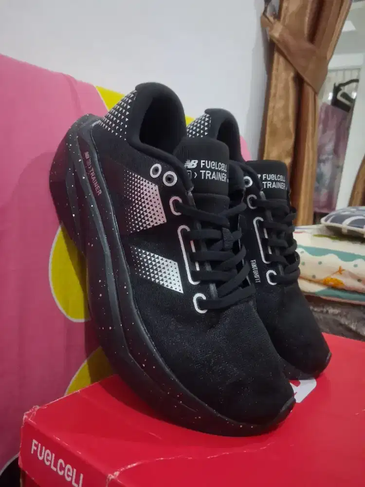 Sale...NB Fuelcell Trainer Fullblack
Size 40/25 cm
& 43/27,5cm