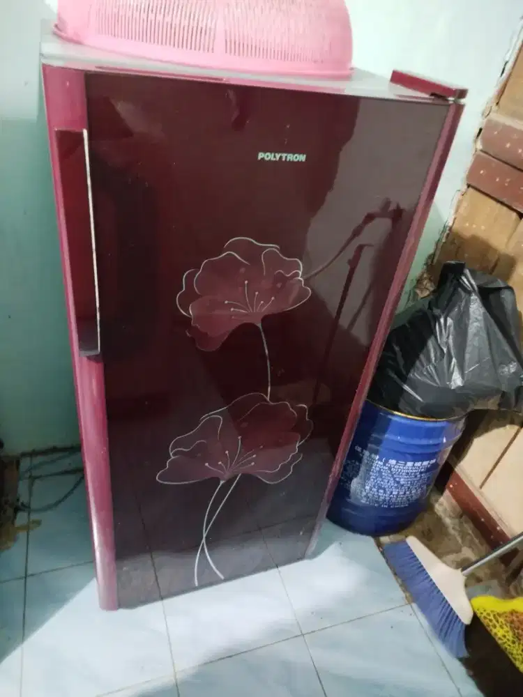 Kulkas 1 Pintu Merk Polytron Kondisi tidak dingin