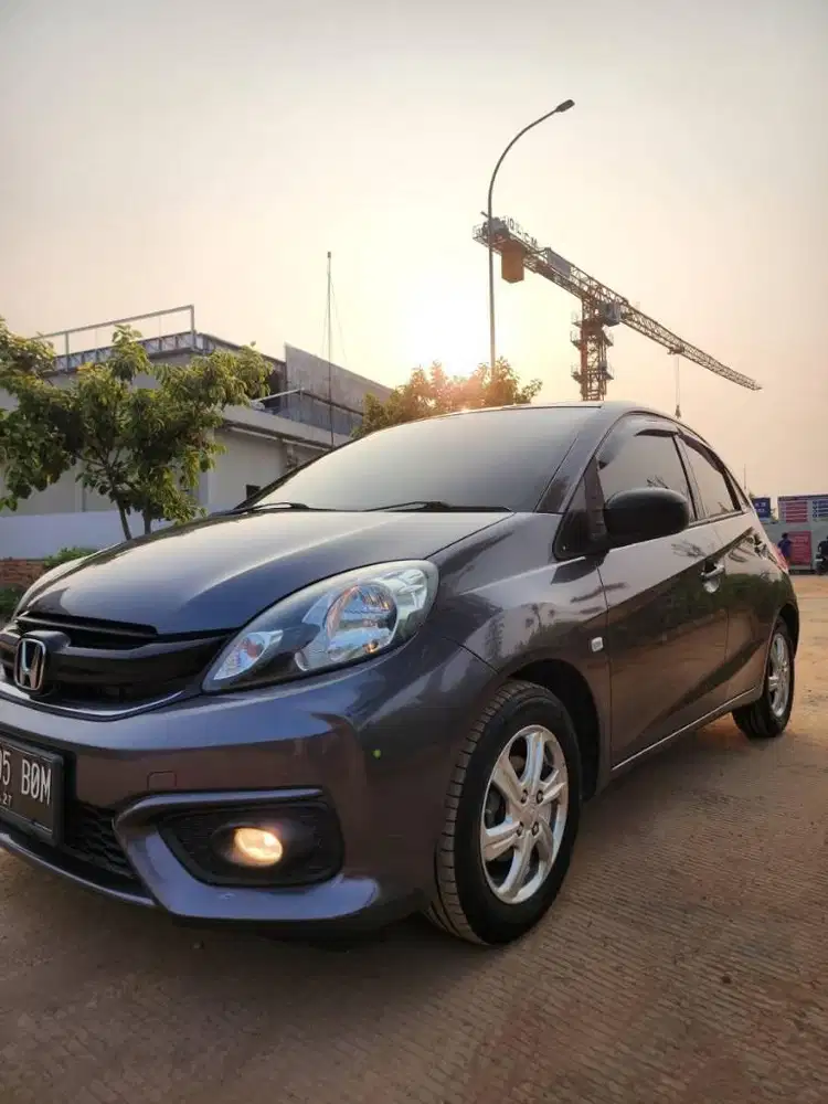 (Harga Cash) Honda Brio E Automatic 2017 Abu metalik.