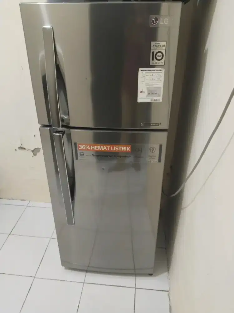 Dijual kulkas 2 pintu merk LG masih bagus