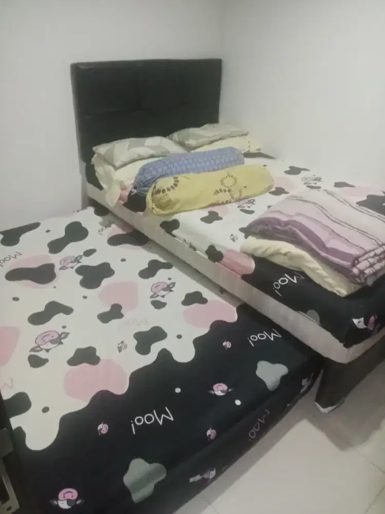 Tempat tidur anak dan meja kursi