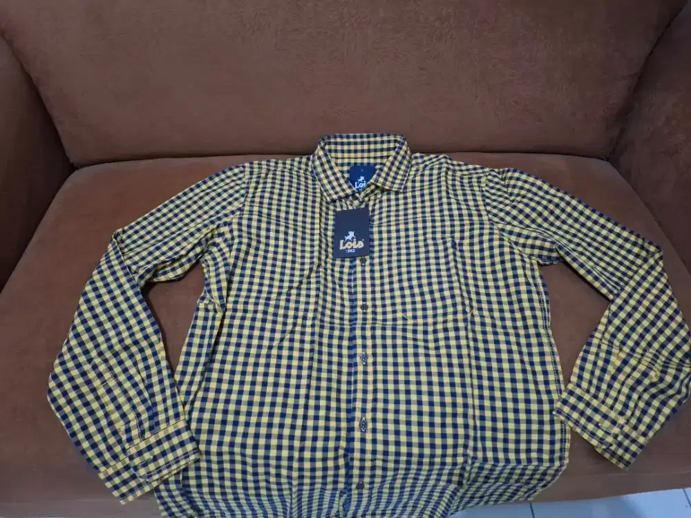 Kemeja Slim Fit merk Lois size L..baru