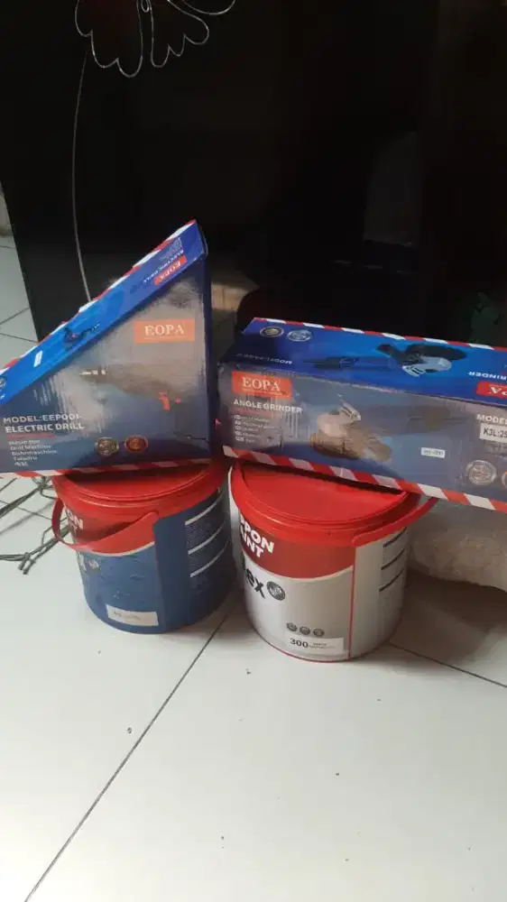 Borongan aja semunya cat 2 galon sama mesin grinda , mesin bor
