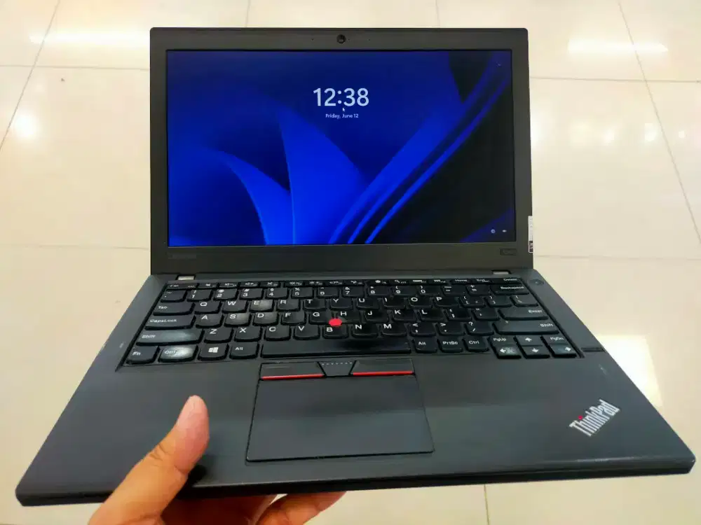 Dijual laptop Lenovo Thinkpad X260 Intel i5-6200 ram 8GB DDR4 SSD 256G