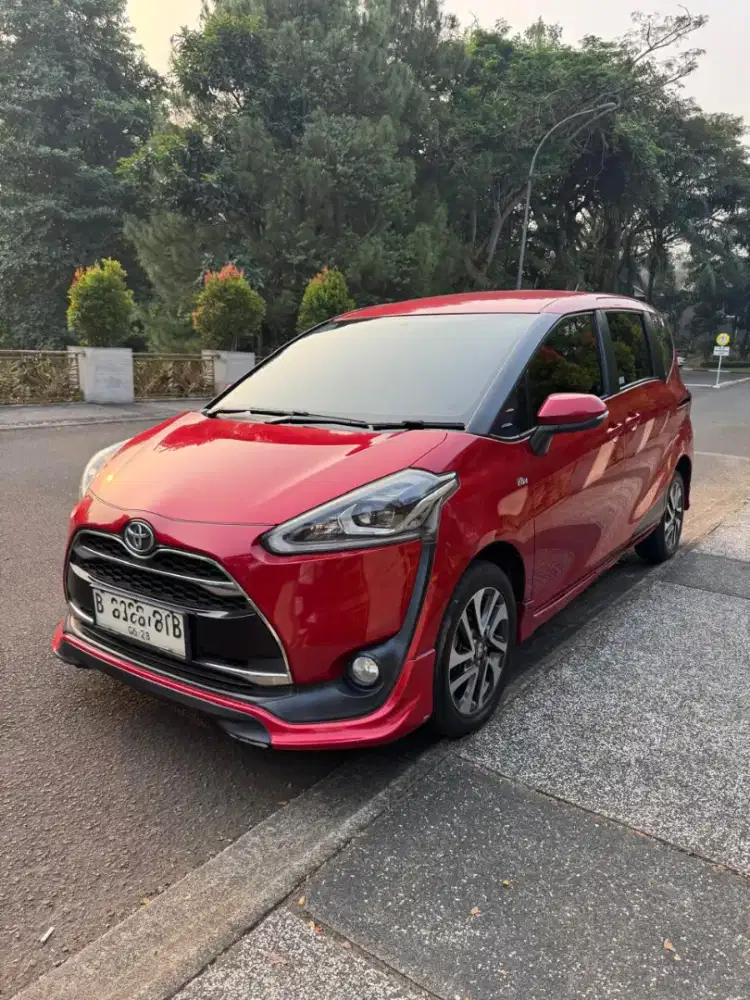 Toyota sienta q at cvt matic th 2018 merah