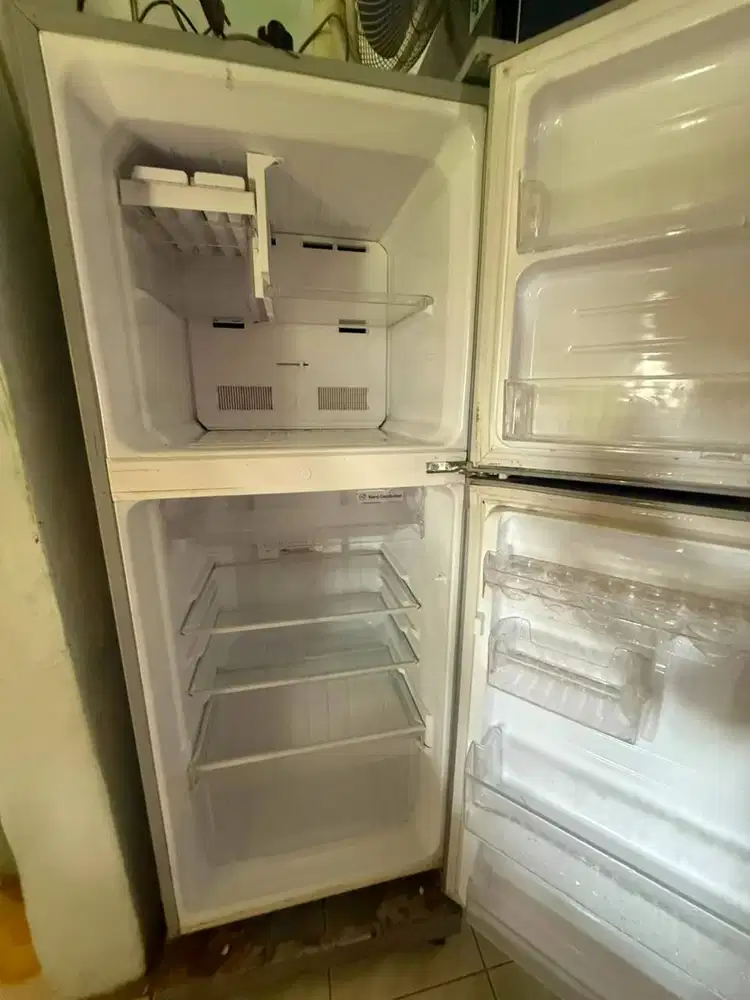 Sharp Kulkas 2 Pintu MEGA FREEZER