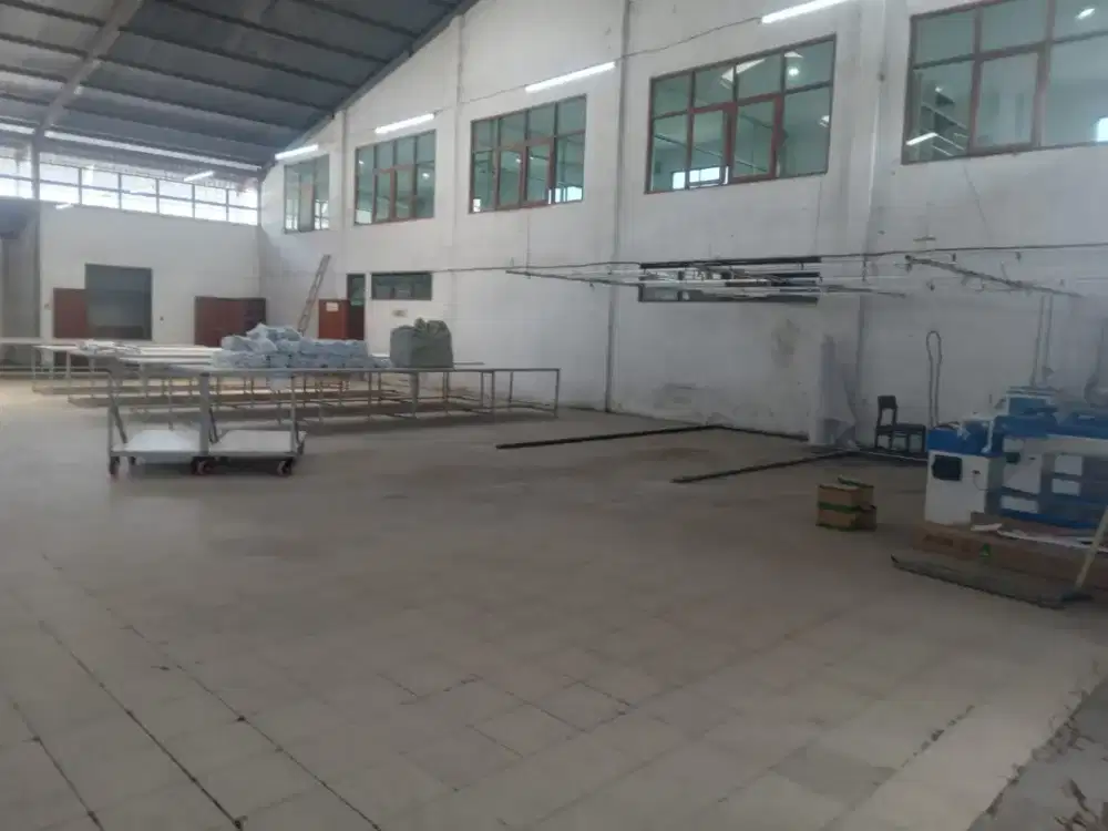 Disewakan eks.pabrik 2300m2 Jl. Cilampeni