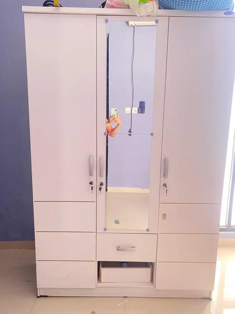 Lemari 3 pintu putih
