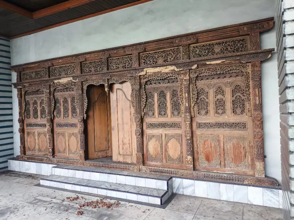 gebyok kayu lawas di copot sendiri ya