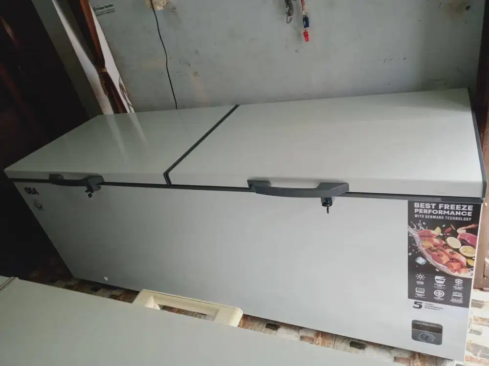 freezer box bekas seperti baru merk GEA 750L ori like new
