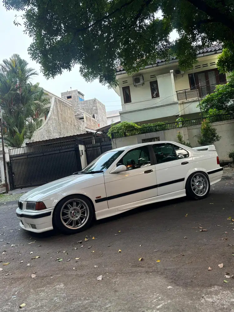 BMW 323i 1997 Bensin