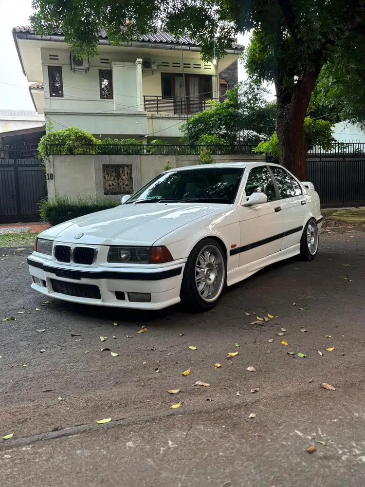 BMW 323i 1997 Bensin