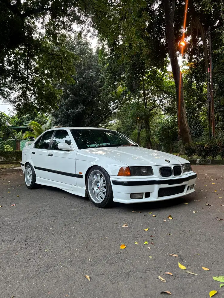 BMW 323i 1997 Bensin