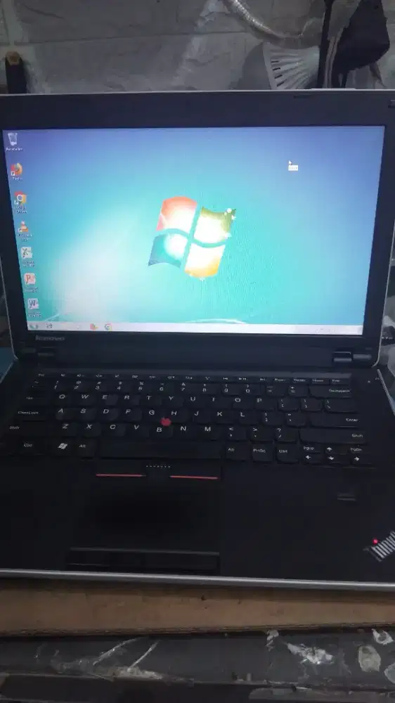 Lenovo Edge EDG3 
intel core i3 
Ram 4gb
HDD 320gb