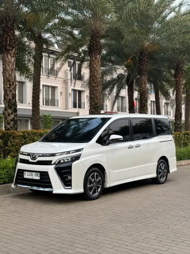 SELL NOW, TOYOTA VOXY 2.0 A/T CVT 2018 !!