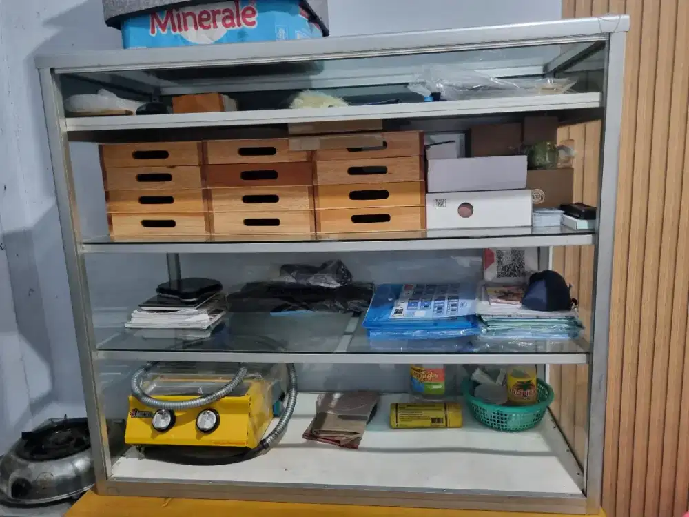 Etalase kaca 3 susun