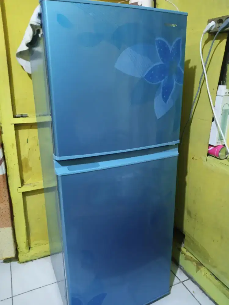 Dijual cepat kulkas 2 pintu merek sharp