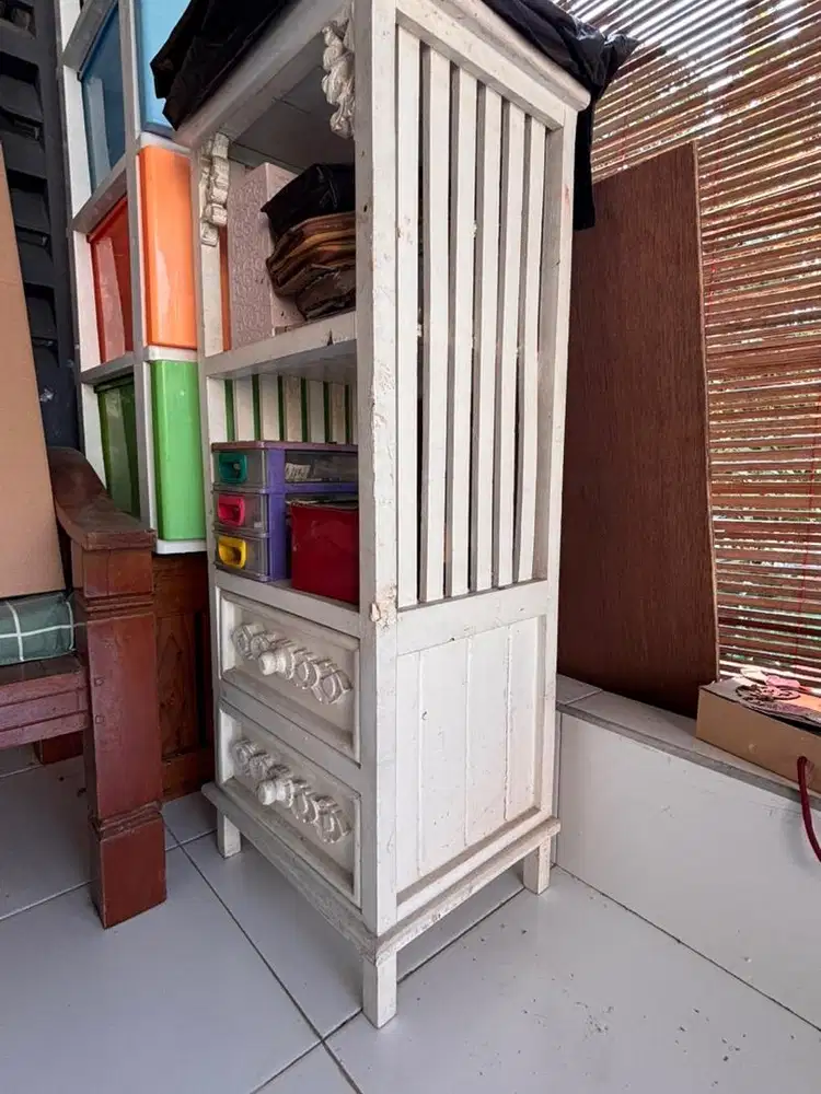 Nakas Tinggi Putih