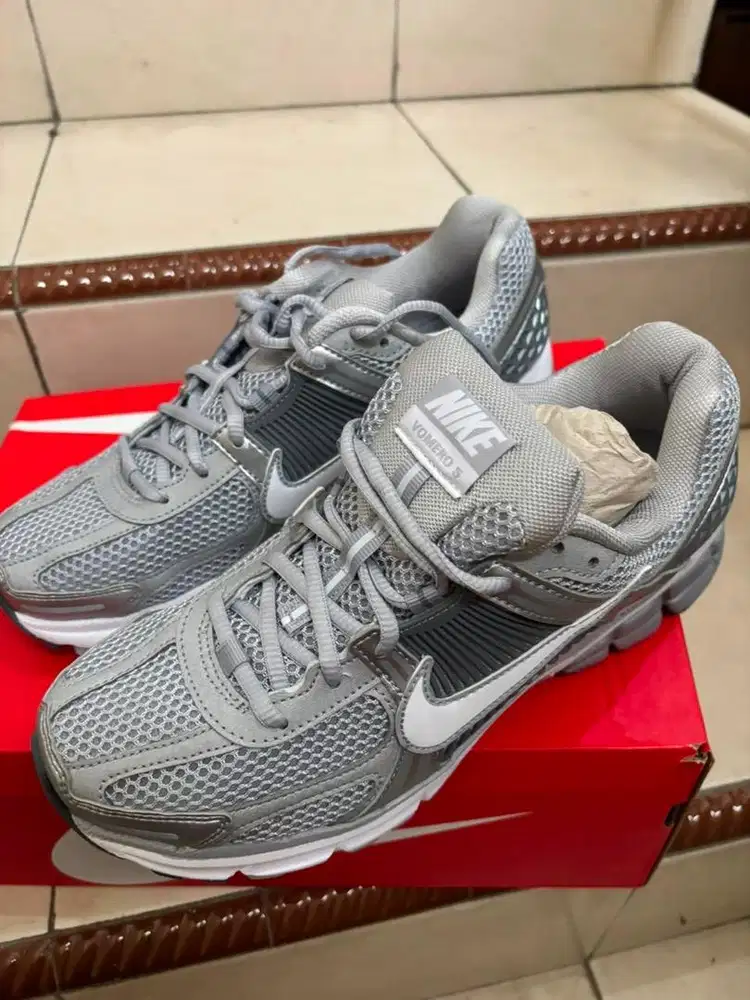 For sale sepatu Nike Zoom Vonero 5 (BNIB)