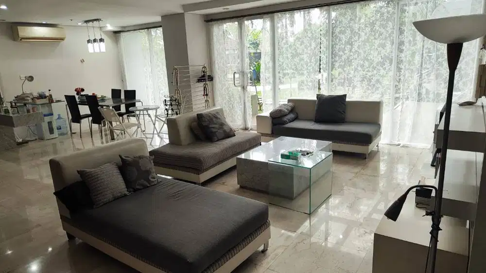 Disewakan atau dijual, Garden House 3 Lantai 5+2 Bedroom