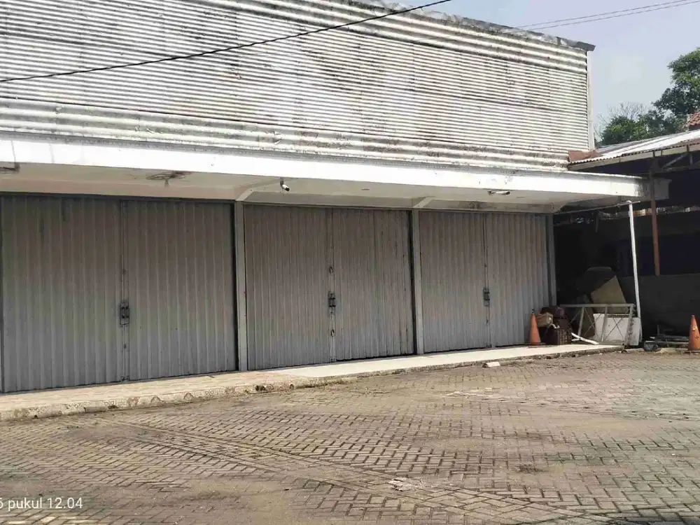 disewakan ruko gandeng di jalan raya simpangan Depok dengan akses parkir yang luas