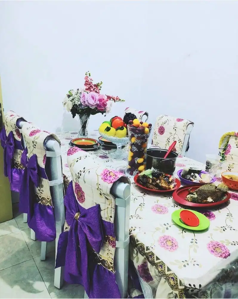 Dijual Meja Makan kondisi masih Bagus bahan dari Jati