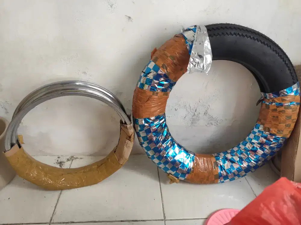 Jual sepaket ban vintage+velg buat bahan motor custom.