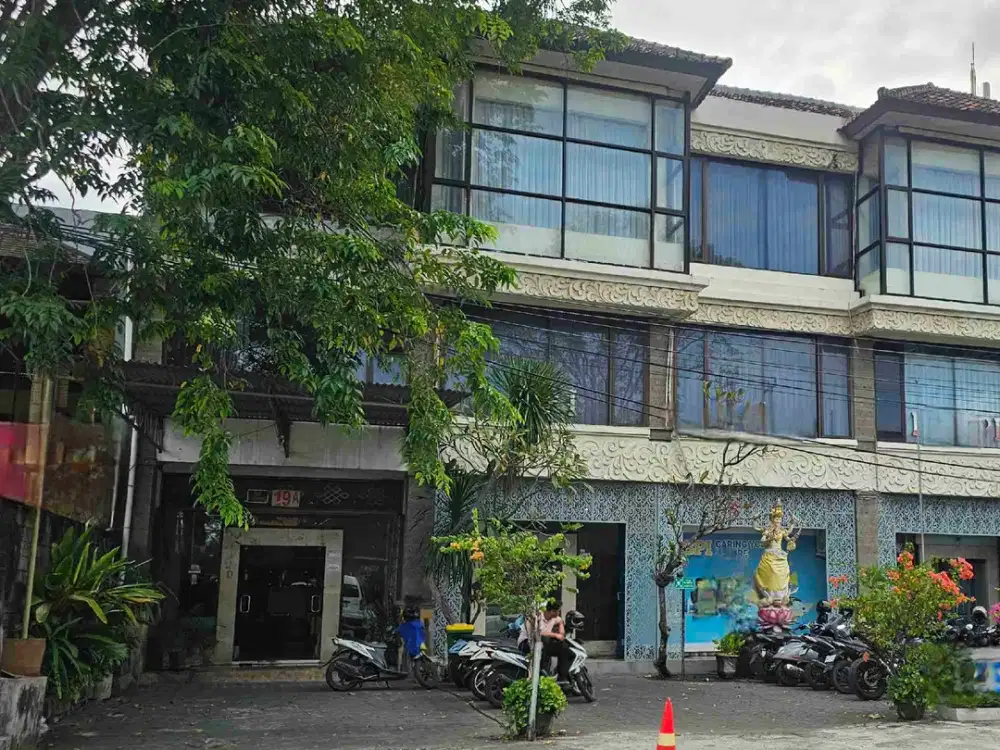 Ruko 3 Lantai, Parkiran Luas di Area Prime Renon