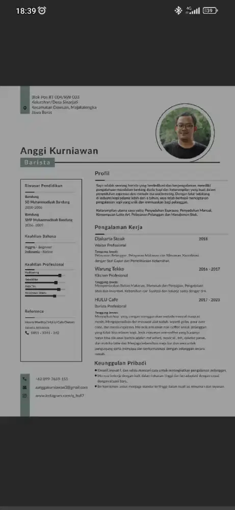 Saya barista yang menggunakan mesin manual seperti di foto
