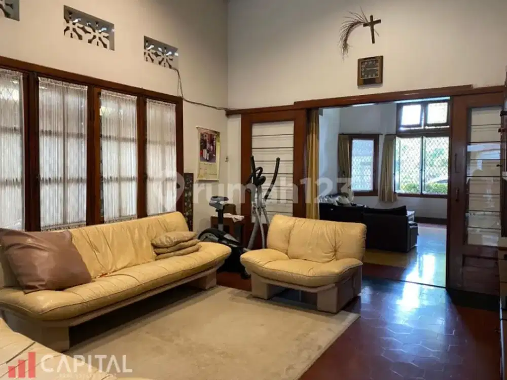 Rumah Bangunan Belanda Sangat Terawat Premium Lokasi Sayap Riau