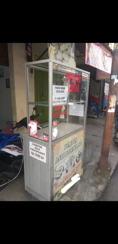 Etalase kaca jualan