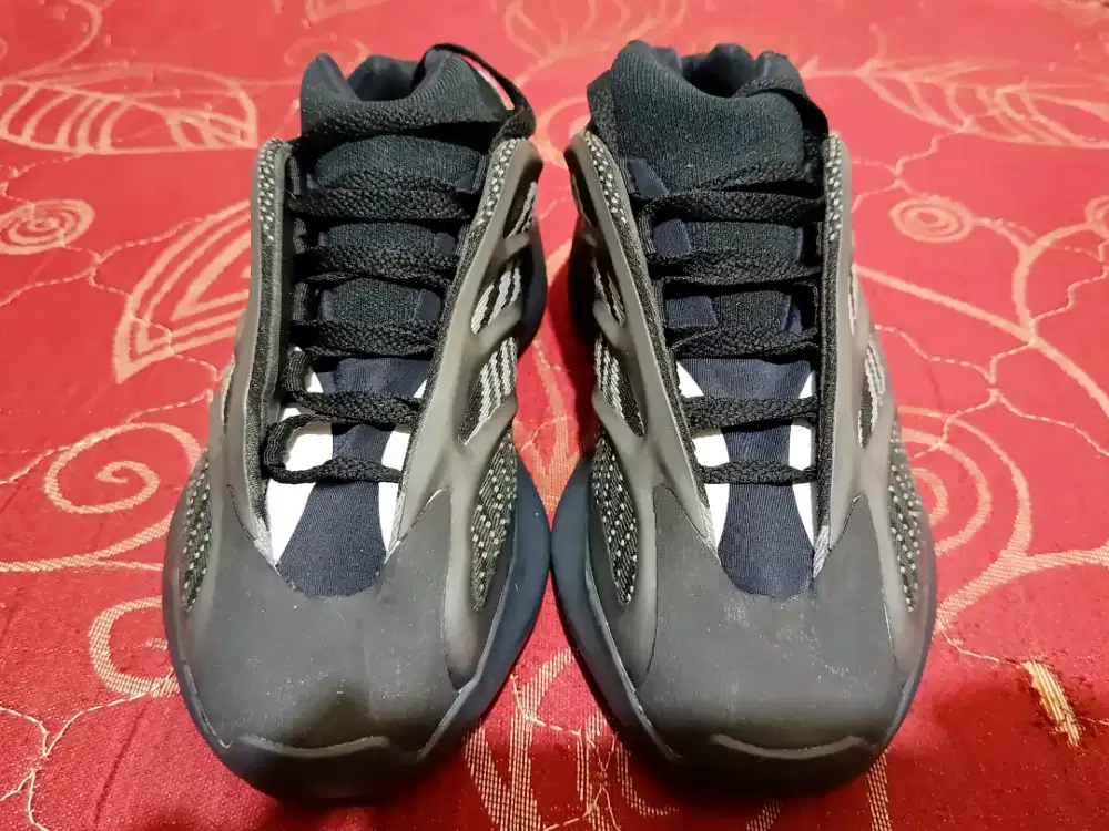 SEPATU ORIGINAL - ADIDAS YEEZY SIZE 40 MULUS