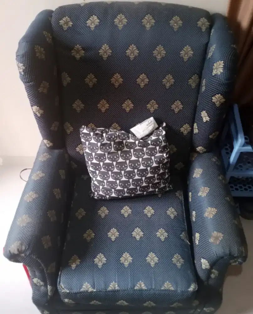 Sofa single seater warna biru (bonus bantal sofa)