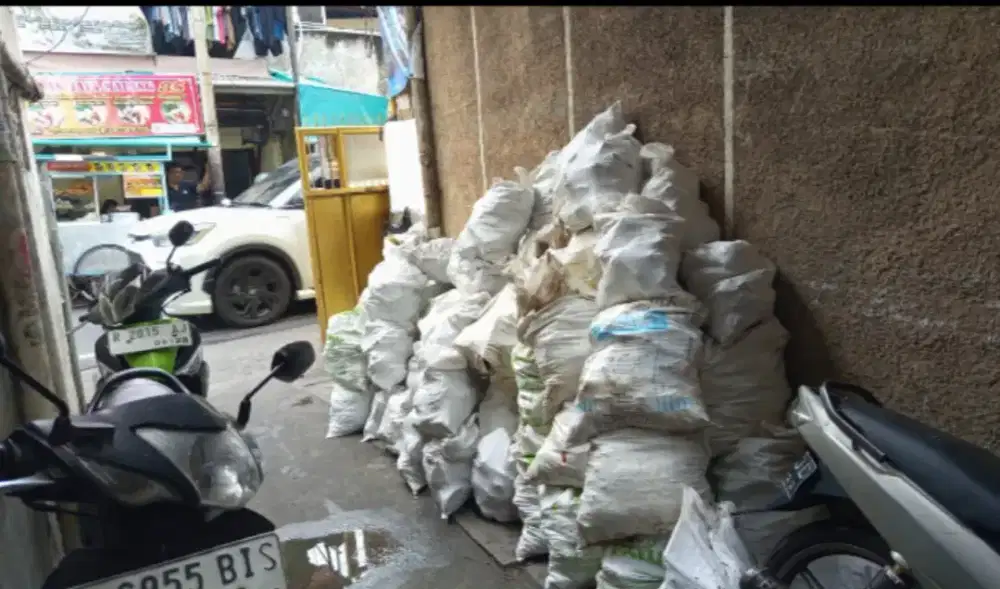 Puing bekas bongkaran rumah