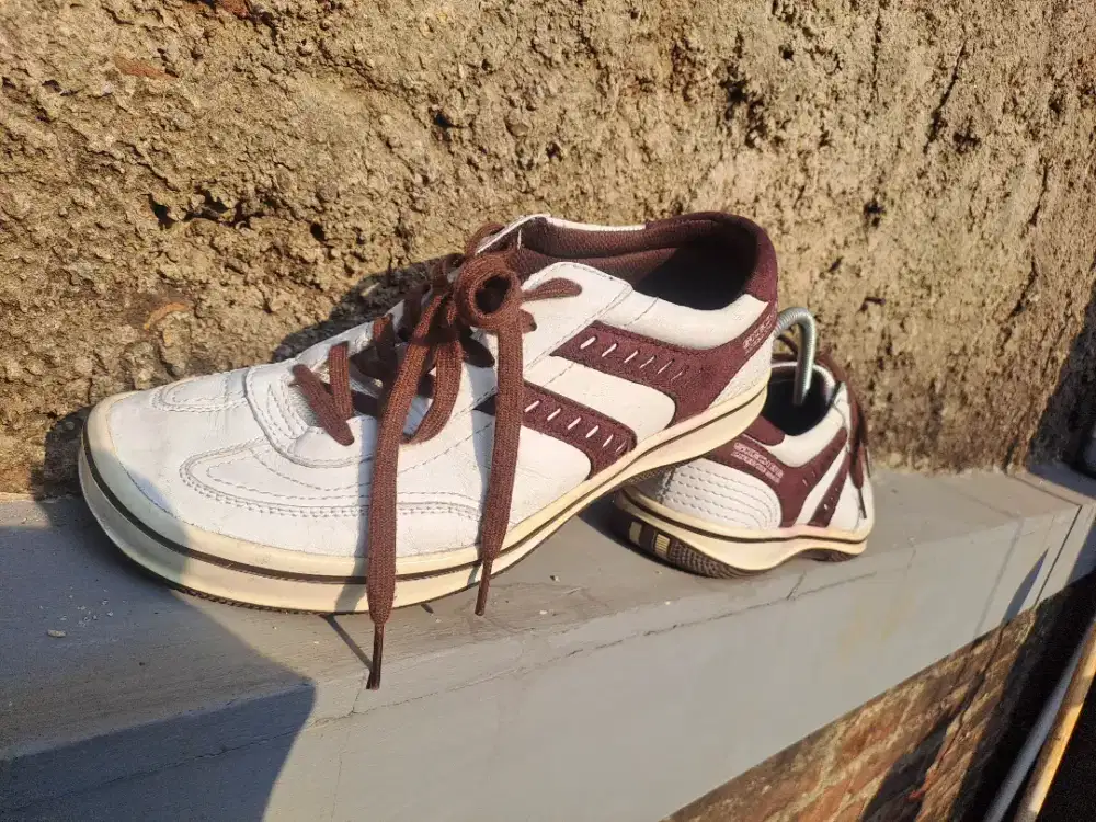 Sepatu casual skechers brand