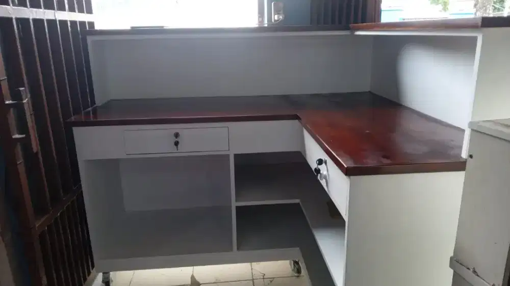 Meja kasir bekas