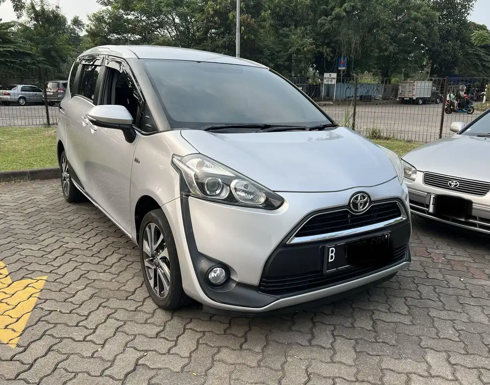 Toyota Sienta V AT CVT 2017 Silver Bagus Murah