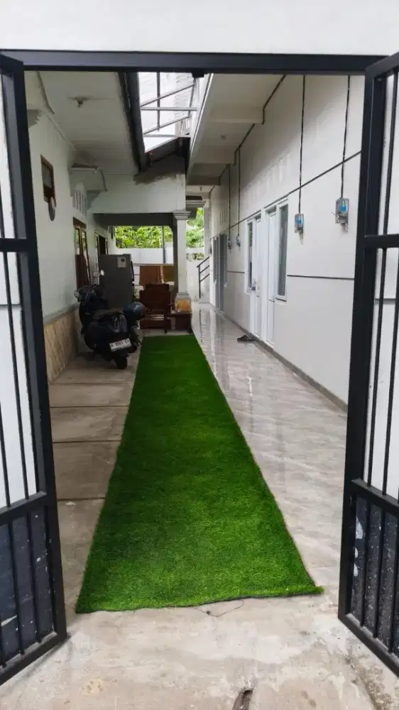 Kos Putra bangunan baru, bersih dan terang.