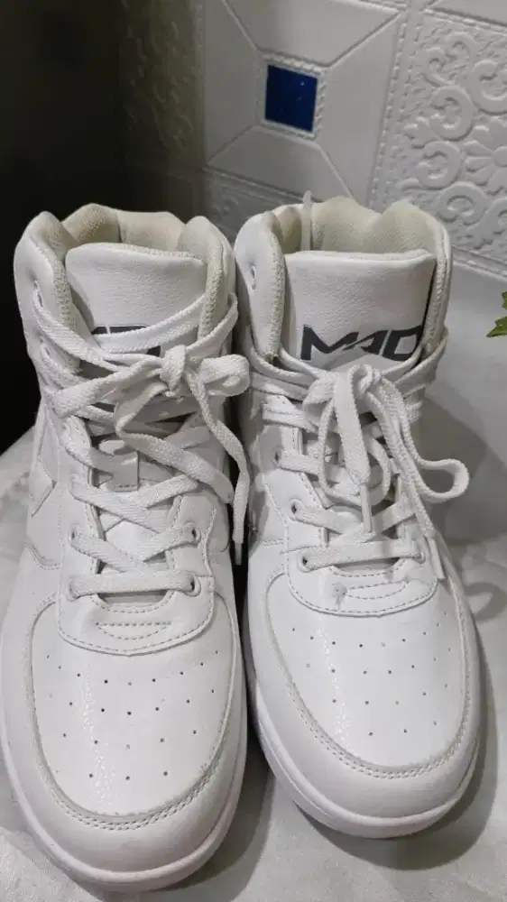 SEPATU KETS MAD RUIAN MID-IN BT (172202) PUTIH