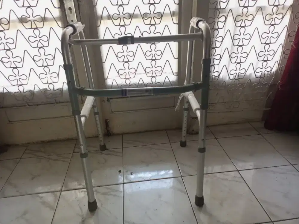 alat bantu jalan lansia