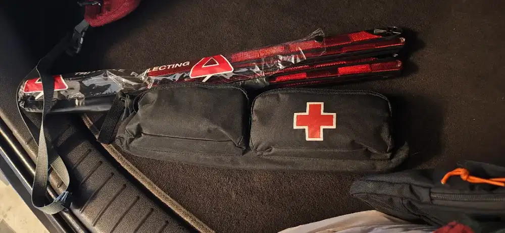 Segitiga emergency mobil dan tas P3K  ori bawaan Hyundai
